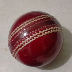 Balle dure de cricket personnalisée balle de cricket sportive balle dure en cuir de vachette de haute qualité fabricant de Sialkot Logo personnalisé - Product Image 3