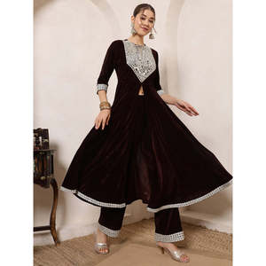 Túnica Anarkali de terciopelo marrón con parche bordado en el cuello, mangas tres cuartos, conjunto coordinado Indo Western con pantalón palazzo. - Product Image 5