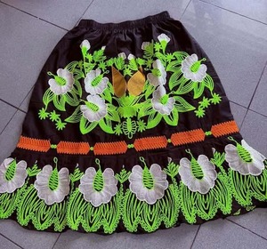 Jupes pour femmes en coton de haute qualité imprimés hawaïens Nouveau style de broderie Vêtements hawaïens Respirant Fabriqué au Pakistan - Product Image 3