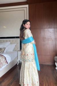 Adéntrate en la elegancia con este conjunto Sharara bordado en color marfil, perfectamente combinado con un vibrante dupatta color cian. - Product Image 2