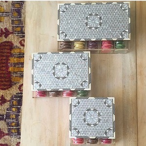 Boîte à bonbons en acrylique haut de gamme avec couvercle en incrustation de coquille de nacre Boîte-cadeau de mariage arabe de luxe Chocolats, dattes et fruits secs - Product Image 5