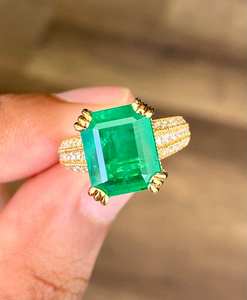 Magnifique bague délicate émeraude en or 14 carats bijoux fins minimalistes bague de pierres précieuses vertes faite à la main pièce cadeau empilable en or élégant - Product Image 4