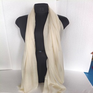 Chal de lana merino puro suave y ligero hecho a medida, calidez sostenible con estilo elegante. Ideal como base perfecta para bordar. - Product Image 1