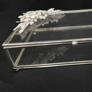 Boîte à bagues en verre personnalisée gravée et perlée Organisateur de bijoux en verre et cadre en métal pour fiançailles de mariage - Product Image 4