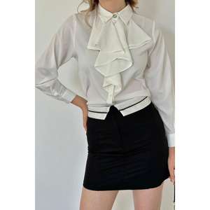 Falda mini de satén al por mayor con rodamientos de bolas, diseño ajustado con cinturón negro - Product Image 2