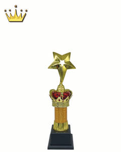 มงกุฎพลาสติกคุณภาพสูงที่ใส่ถ้วยรางวัลดาวสีแดงสีทองเป็นมิตรกับสิ่งแวดล้อมดีไซน์ใหม่สำหรับโรงเรียนกีฬาขององค์กรธีมความรักที่ทันสมัย - Product Image 1
