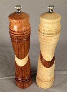 Salero pesado de madera de arce y molinillo de pimienta con rebabas de cerámica precisas para chefs profesionales y apasionados cocineros caseros - Product Image 3