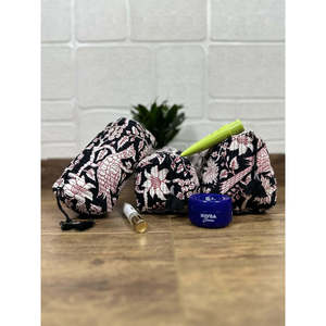 Juego de 3 Bolsas de Aseo y Maquillaje Acolchadas de PU con Estampado Bohemio, Cierre de Cordón y Logotipo Bordado - Product Image 1