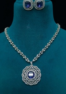 Ensemble de pendentifs de meilleure qualité en CZ finition argent avec boucles d'oreilles pour la collection de vêtements de mariage et de fête pour femmes et filles - Product Image 4