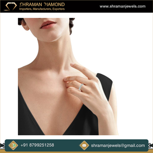 Diseño llamativo Oro de 18 quilates 2,25 TCW y 8,14 gramos Joyería para mujer Anillo de diamantes de moissanita ovalada de media eternidad al mejor precio - Product Image 4