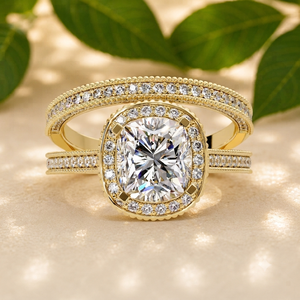 Ensemble de bagues de fiançailles vintage avec diamant de laboratoire taille coussin et halo, certifié IGI, en or 14K, avec bordure milgrain, pour mariages et cérémonies, par le fabricant - Product Image 1