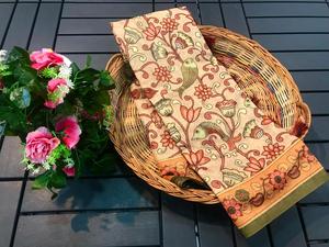 Hermosos saris estampados digitales Kalamkari de algodón con borde de contraste emparejados con blusa estampada estilo étnico - Product Image 3