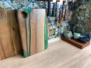 Planche à découper décorative en résine et bois, fabriquée en bois d'acacia et en bois de manguier, adaptée à la découpe et au service - Product Image 6