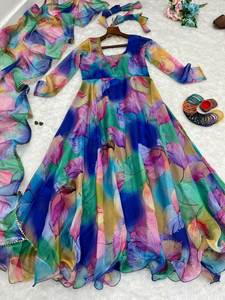 SIE que presenta el estilo moderno Fancy Floral Printed Huge Flair Pattern elegancia contemporánea estilos largos de Ajuste Recto Fancy Kurti - Product Image 2