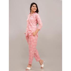 Conjunto de Dos Piezas Casual para Mujer, Color Rosa Bebé, Crepé Estampado, Talla XXS, con Top de Manga Tres Cuartos y Pantalones Cortos a Juego - Product Image 2