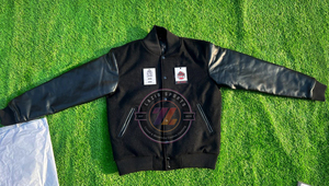 Veste universitaire en cuir véritable personnalisée, col montant, logo brodé sur le devant, veste universitaire en cuir et laine personnalisable - Product Image 4