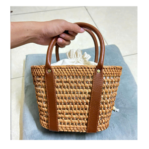 Bolsa de ratán tejida a mano Love: Embragues de ratán artesanales de Vietnam, elegancia tropical, accesorio de moda que se hace cargo de las redes sociales - Product Image 3