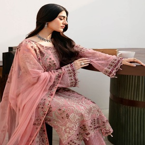 Robes panjabi pakistanaises brodées en mousseline de soie pour femmes sur des costumes trois pièces en mousseline de soie Designers pakistanais par Ramsha Vol A-8 - Product Image 1