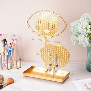 Support de présentation de bijoux en métal doré tendance et glamour en forme de yeux et de lèvres disponible à prix de gros - Product Image 1
