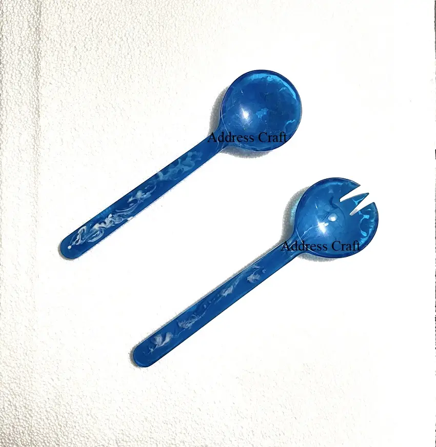 最新デザイン樹脂サラダサーバーカスタマイズされた青い渦巻きサラダツールインドの工場手作り樹脂サービングツール樹脂カトラリー
