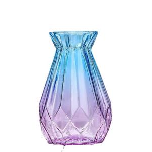 Jarrón de vidrio de color degradado simple y creativo, artículo decorativo para el hogar y la sala de estar - Product Image 1