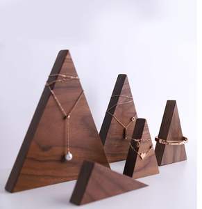 Support de présentation de collier en bois en forme de triangle, organisateur de bijoux avec logo personnalisé de haute qualité - Product Image 2