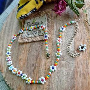 Collier de perles de broderie colorées avec des motifs de fil artistiques Collier de perles de broderie ethnique avec un aspect tribal traditionnel - Product Image 2