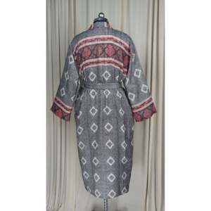 Robe-cardigan en mélange de laine de yak pour femme, imprimé losanges, confortable et chaude, vêtement d'intérieur d'hiver avec poches, manteau de maison gris - Tissu tissé ODM - Product Image 3