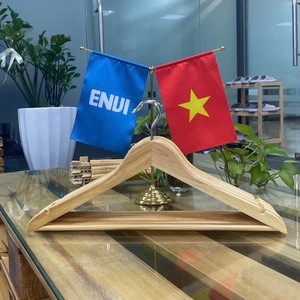 Cintres en bois premium avec barre, en bois massif, pour présentation et rangement de vêtements, écologiques, logo personnalisé - Product Image 2