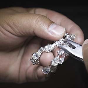 Pendientes de borla nupcial colgantes de gota de diamantes de laboratorio elegantes de lujo Pendientes llamativos de boda para mujer en oro blanco de 18K OEM - Product Image 3