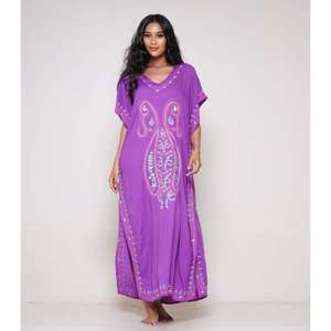 Robe maxi kaftan pour femme, écologique, taille naturelle, violette, brodée, col en V, coupe ample, style bohème, ethnique, vêtements de villégiature - Product Image 1