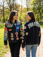 Veste en jean respirante avec patchs décoratifs, rivets et finition vintage délavée, fermeture éclair, style streetwear décontracté, toutes saisons