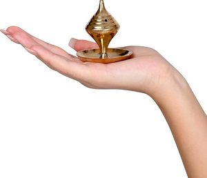 Artisan Aura porte-encens et brûleur en métal en laiton poli brillant pour parfum de maison et décor à la maison à usage religieux - Product Image 1