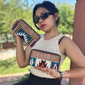 Nouveau Western usiné à la main en cuir selle couverture portefeuille femmes Style aztèque sac à main sculpture à la main en cuir multi-usages portefeuilles cadeau pour elle - Product Image 1