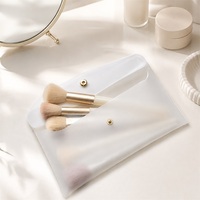 Sac de maquillage en PVC givré OEM, trousse de toilette pour kits de voyage, taille personnalisée, logo imprimé, pochette de rangement cosmétique en PVC réutilisable