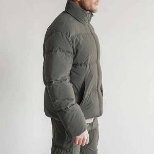 Veste matelassée en toile enduite pour homme, style tendance 2024, vente en gros, hiver, imperméable, à capuche, avec logo imprimé - Product Image 5