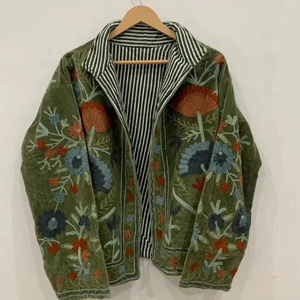 เสื้อโค้ทผู้หญิงลายดอกไม้โบฮีเมียนแบบมีกระดุมและซับในทำมือเสื้อคลุมฤดูหนาว - Product Image 1