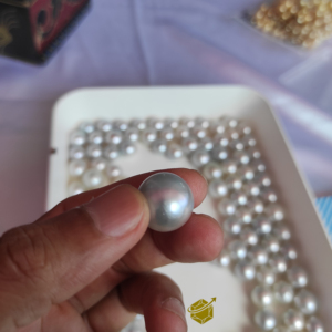 La perle de mer blanche de 14 mm présente une beauté naturelle et un éclat luxueux, ce qui en fait un accessoire vraiment époustouflant. - Product Image 2