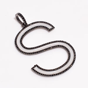 Fantástico Colgante Minimalista en Forma de S con Espinela Negra 100% Natural de Calidad AAA+ y Baño de Plata Negra sobre Plata de Ley 925 - Product Image 1