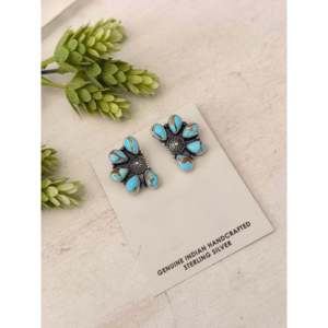 Pendientes de Plata de Ley con Diseño Floral de Dalia de Algodón Navajo Hechos a Mano y con Poste de Racimo - Product Image 3