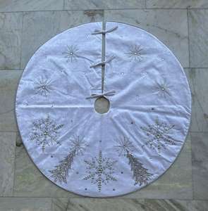 Hermosa falda de árbol con artesanía Premium perfecta para agregar un toque de clase y calidez a la decoración de su árbol de vacaciones - Product Image 1