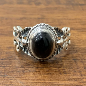 Anillo de ónix negro moderno, diseño artesanal, banda de plata 925, antideslustre, para unisex. - Product Image 1