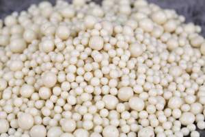 Venta al por mayor deliciosos dulces Halal chocolates OEM blanco recubierto de chocolate bolas crujientes cacao panadería comida buen precio - Product Image 6