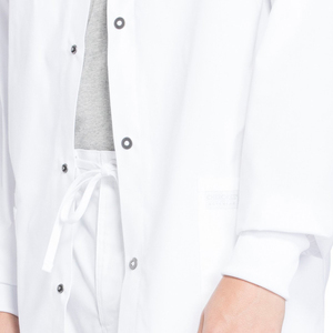 Blouses d'hôpital mi-longues personnalisées pour hommes avec logo, à fermeture boutonnée, en sergé, avec col et poignets en tricot côtelé, vente en gros - Product Image 3
