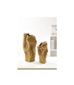 Vase à fleurs en aluminium doré brillant avec texture martelée conçu pour la mise en scène de maisons, la décoration immobilière ou les lieux d'événements - Product Image 2