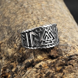 yunnique Bague Rétro Viking Triangle Rune pour Homme en Acier Titane, Anneaux de Mode en Acier Inoxydable Antirouille, Vente en Gros - Product Image 1