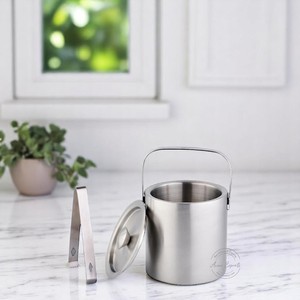 Seau à glace finition mate avec pinces et couvercle idéal pour le bar de la maison et garder la glace froide pendant des heures - Product Image 1