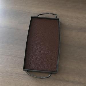 Bandeja rectangular clásica de cuero con detalles de puntadas refinadas, ideal para un almacenamiento elegante o para servir en casa o en eventos - Product Image 5