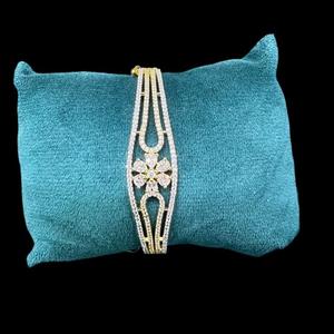 กำไลข้อมือแบบเปิดได้ ดีไซน์หรูหรา คุณภาพเยี่ยม ชุบทองและเงิน ประดับด้วยเพชร CZ สำหรับผู้หญิง สวมใส่ในงานปาร์ตี้ ผลิตจากทองเหลือง - Product Image 1