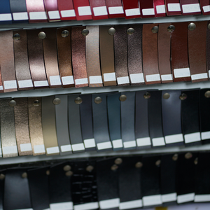 Échantillon gratuit de cuir synthétique PU de couleur personnalisée pour sacs, chaussures, portefeuilles, rembourrage, fournisseur en gros de faux cuir végétalien - Product Image 2